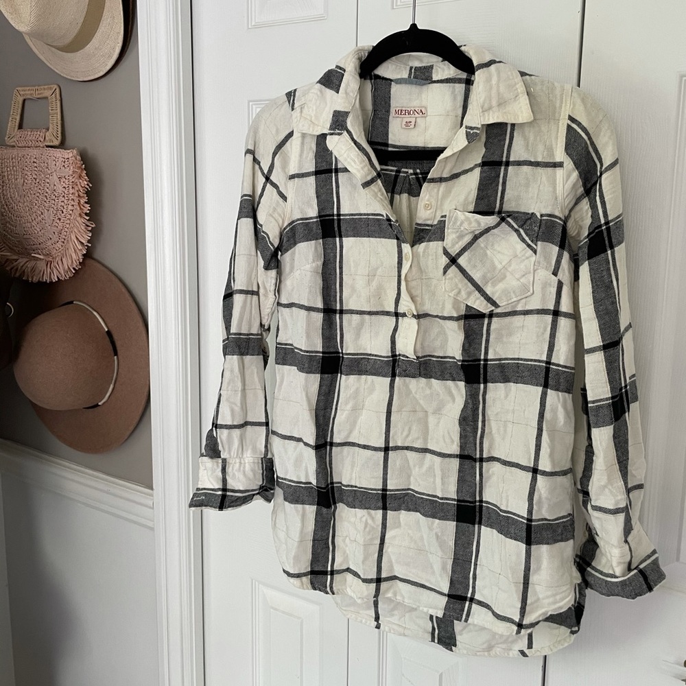White and black plaid flannel shirt w gold detail